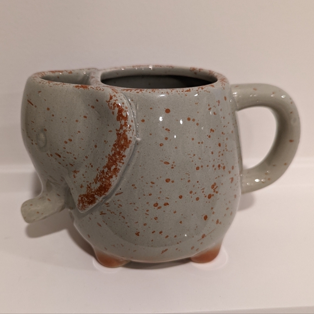 Elephant-Shaped Gray Ceramic Mug with teabag holder